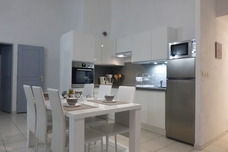Dining. COCOONING HOUSE IN QUIET
