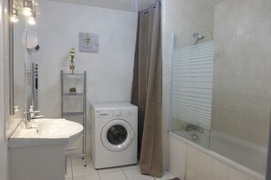 Hair dryer, towels, soap, shampoo - COCOONING HOUSE IN QUIET (Cendras)