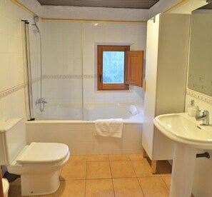 Bathtub, hair dryer, towels, toilet paper - En verano, consultar antes de reservar. Se priorizan reservas de larga estada. (Pontons)