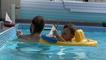 Piscine couverte, accès possible de 09 h 00 à 21 h 00, chaises longues