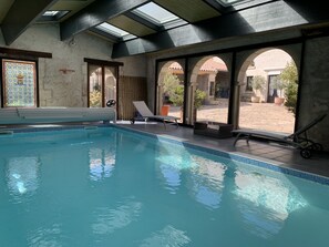 Indoor pool, open 9:00 AM to 9:00 PM, sun loungers - Logis de la Roche (Chauray)