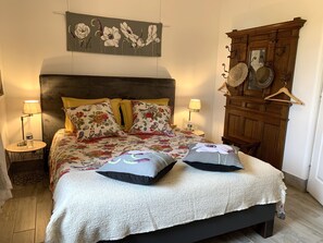 Comfort Double Room, 1 Queen Bed (La garenne ensoleillée) | Hypo-allergenic bedding, memory foam beds, individually decorated - Logis de la Roche (Chauray)