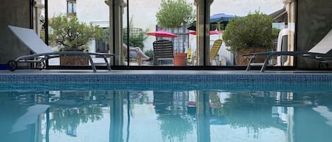 Inomhuspool med öppettider 09.00 till 21.00, och solstolar