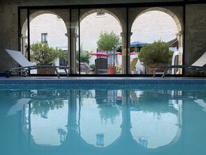 Indoor pool, open 9:00 AM to 9:00 PM, sun loungers - Logis de la Roche (Chauray)