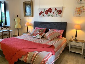 Double or Twin Room (Le jardin de Léontine) | Hypo-allergenic bedding, memory foam beds, individually decorated - Logis de la Roche (Chauray)