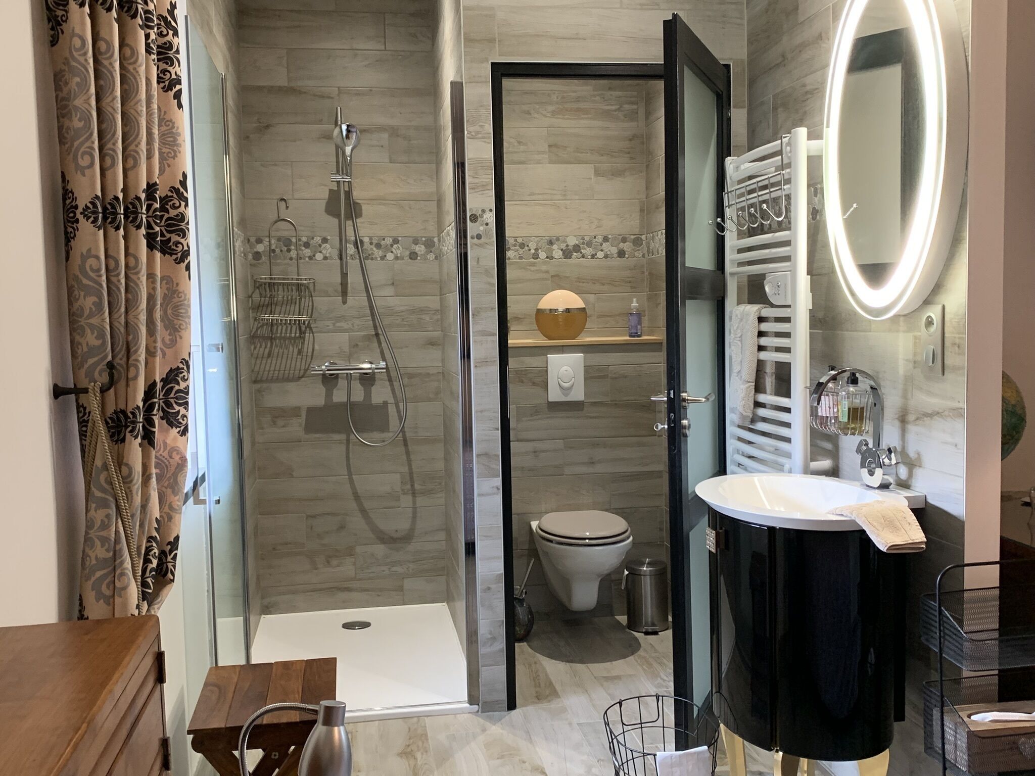 Chambre Double Confort, 1 grand lit (La rosée du matin) | Salle de bain