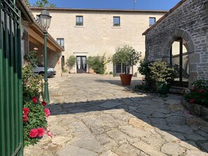 Front of property - Logis de la Roche (Chauray)