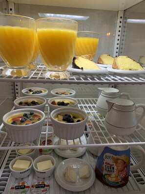 Free daily continental breakfast - Logis de la Roche (Chauray)