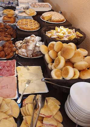 Free daily buffet breakfast