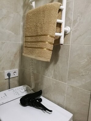 Shower, hair dryer, towels, toilet paper - Apartment Smart House (Metro Berestyskaya) (Kyiv)