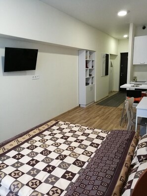 In-room safe, iron/ironing board, WiFi, bed sheets - Apartment Smart House (Metro Berestyskaya) (Kyiv)