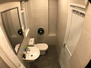双人房 | 浴室 | 淋浴设施、拖鞋、毛巾