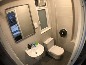 Camera doppia | Bagno | Doccia, pantofole, asciugamani