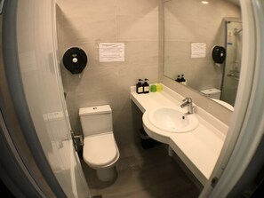 Tek Büyük Yataklı Oda | Banyo | Duş, terlik, havlu