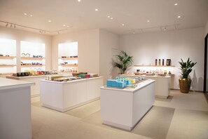 Gift shop - Okinawa Harborview Hotel (Naha)