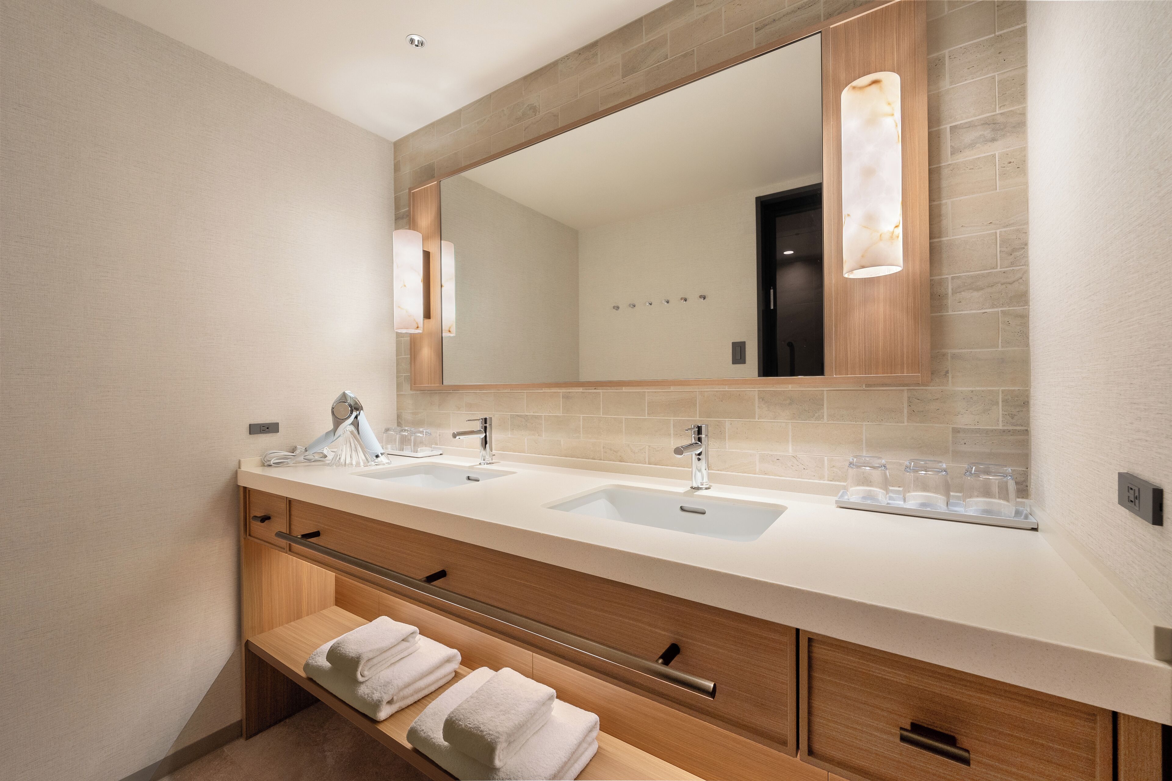 [renovated in 2025] club executive twin room, non smoking | bathroom | combined shower/bathtub, hair dryer, slippers, bidet