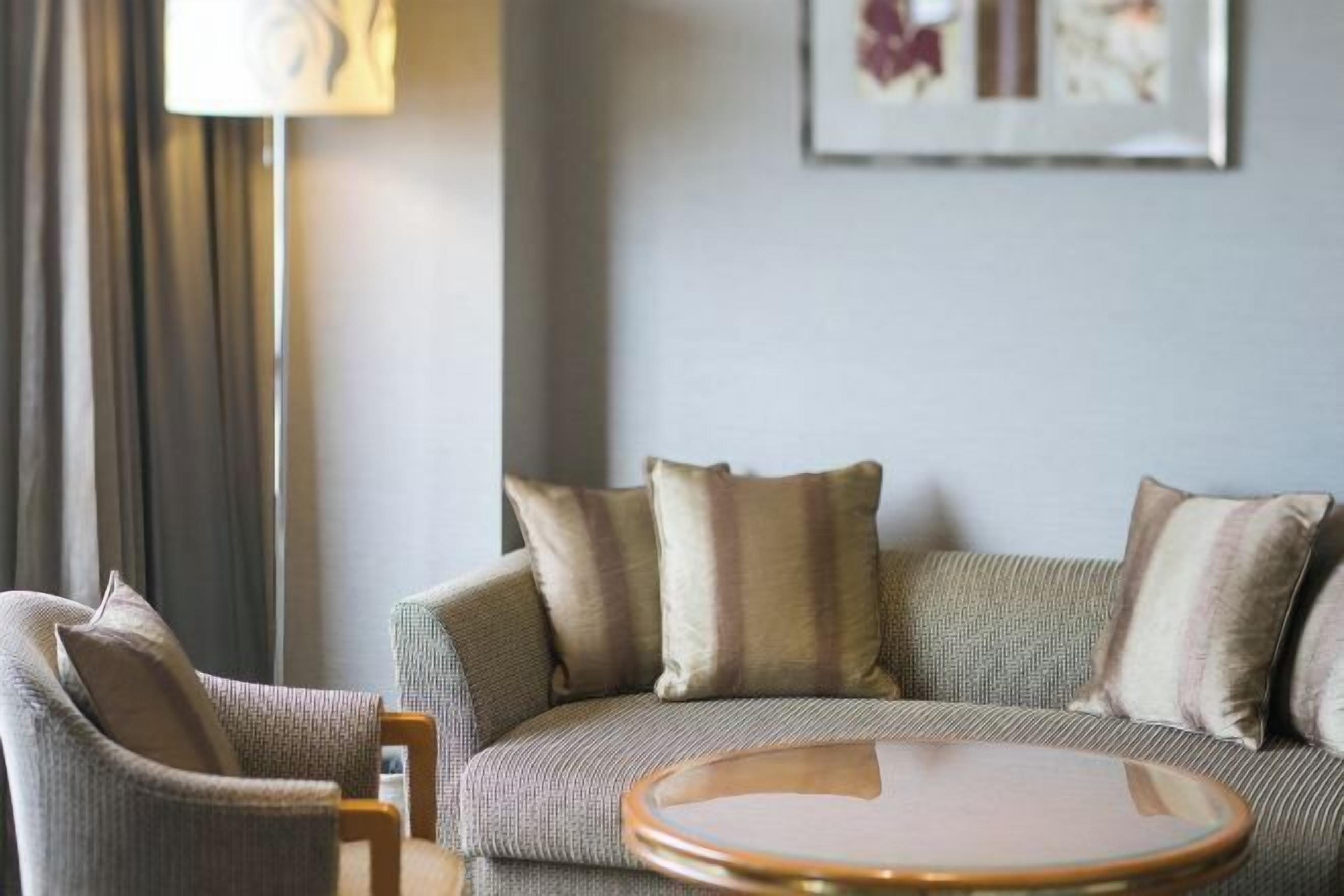 Vardagsrum | 50-tums platt-tv med kabelkanaler