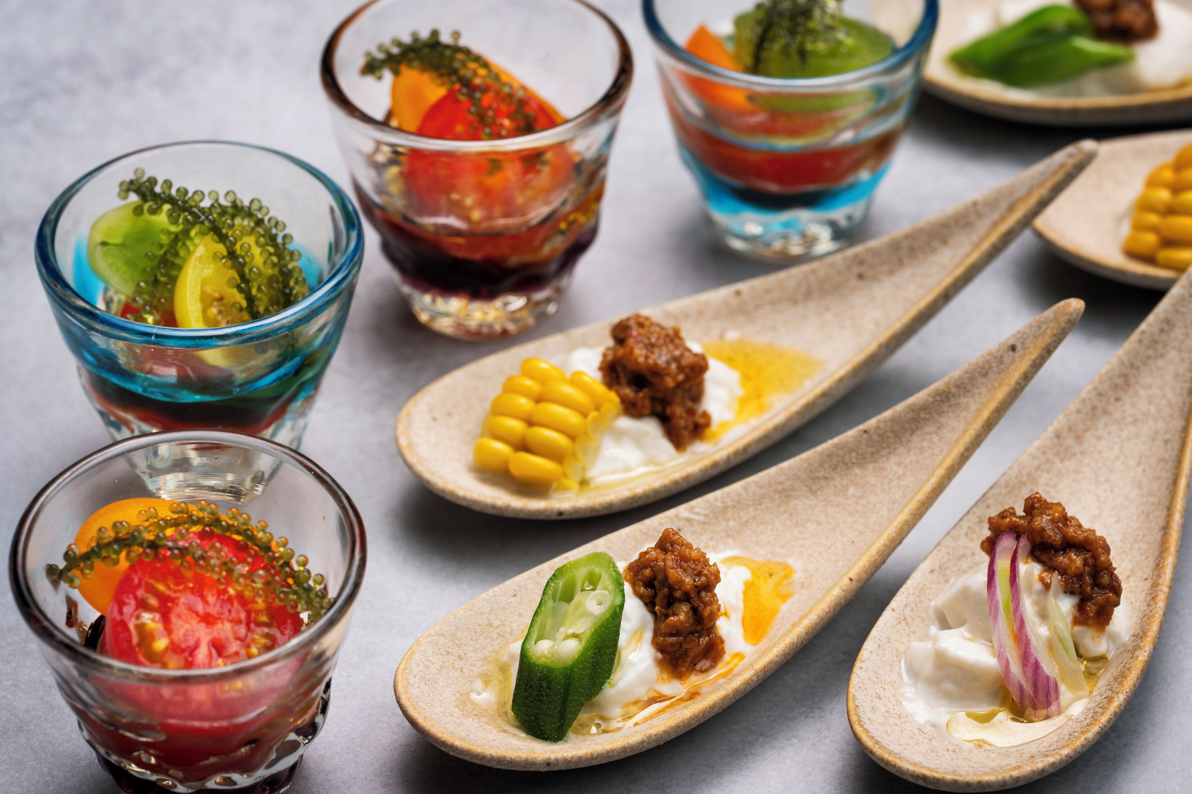 Una variedad de pequeños platos con distintos alimentos.