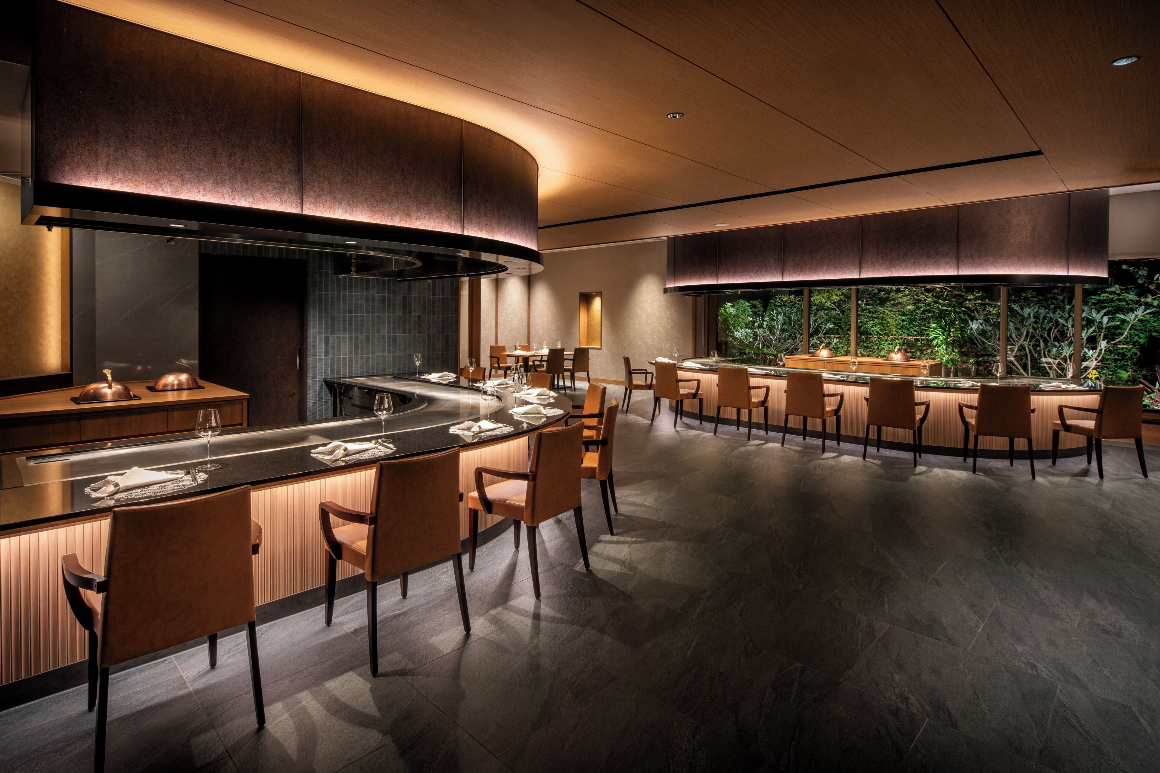 4 restaurants; breakfast, lunch, and dinner served
