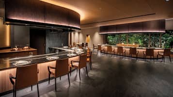 4 restaurants; breakfast, lunch, and dinner served