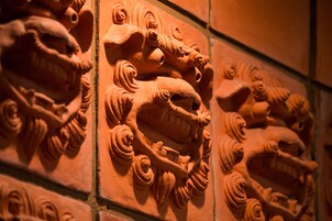 Primer plano de un relieve de terracota con diseños intrincados.