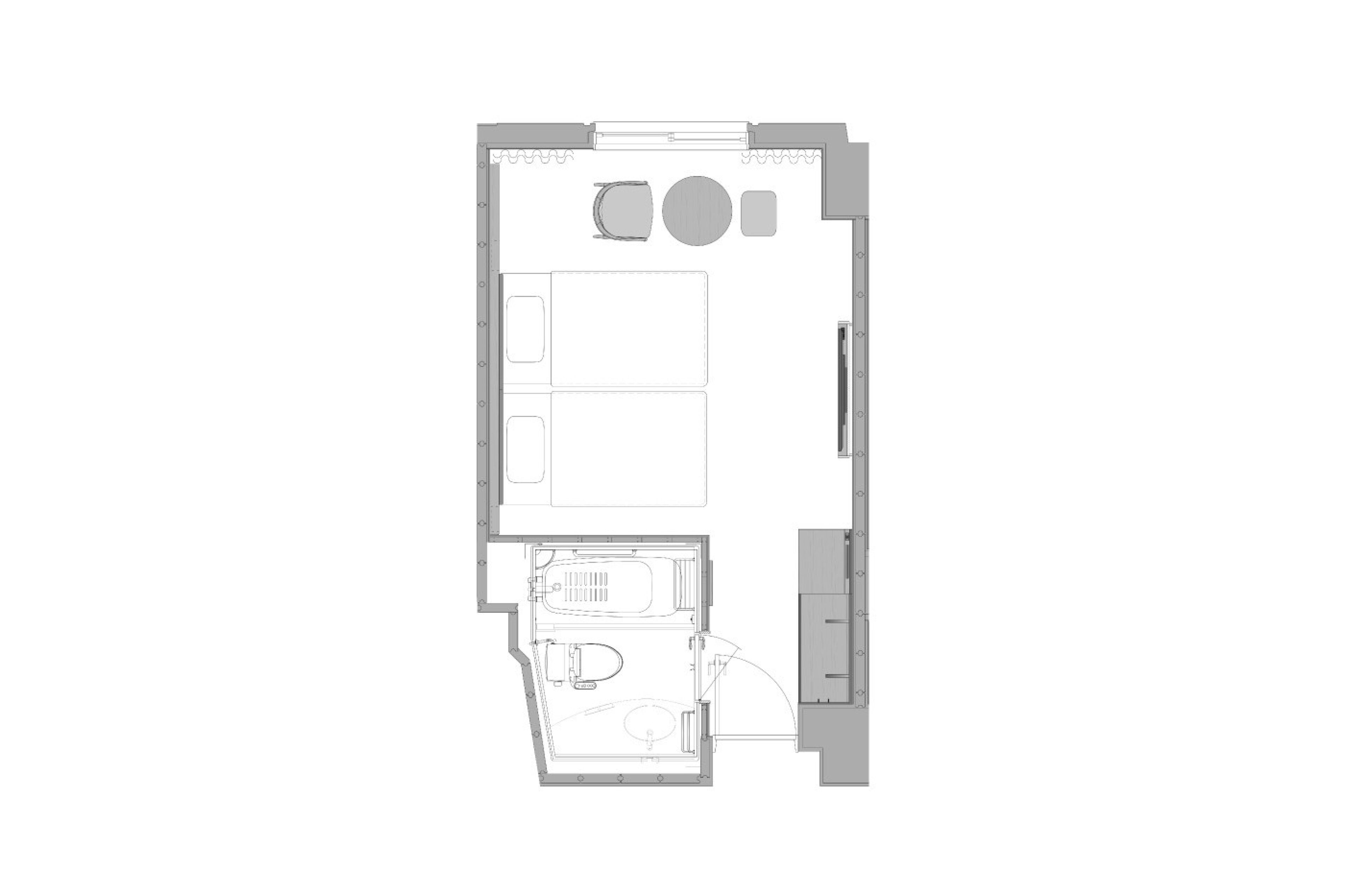 Un plan d’étage d’une chambre d’hôtel comprenant un lit, un bureau, une chaise, une petite salle de bain et un coin salon.