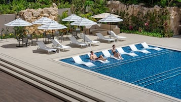 Una piscina al aire libre de temporada