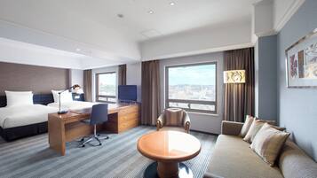 Crown Suite with Club Lounge Access - Non-Smoking | In-room safe, blackout drapes, iron/ironing board, free WiFi