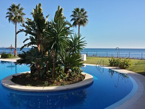 4 piscinas al aire libre, tumbonas