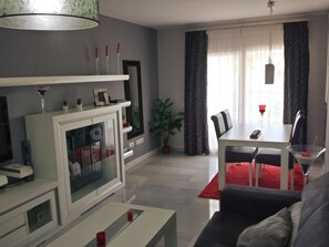 Apartamento, 3 habitaciones, balcón | Sala de estar | Una televisión de pantalla plana