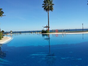 4 piscinas al aire libre, tumbonas