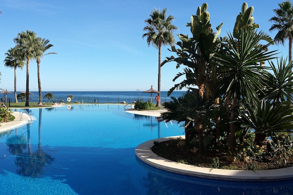 4 outdoor pools, pool loungers