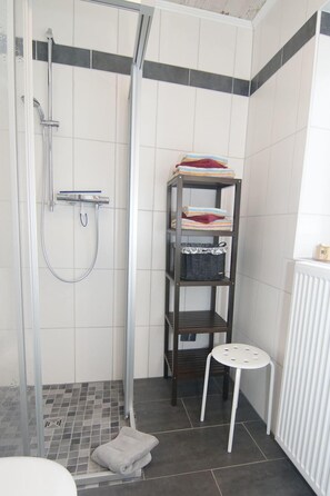 Bathroom shower - Deichstraße 2a (Norden)