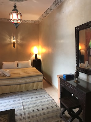 Phòng Deluxe | Phòng tắm | Buồng tắm vòi sen, đồ dùng nhà tắm miễn phí, máy sấy tóc, khăn tắm