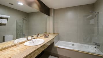 Tina, amenidades de baño gratuitas, pantuflas, bidet