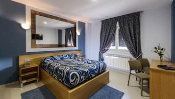 Una scrivania, tende oscuranti, insonorizzazione