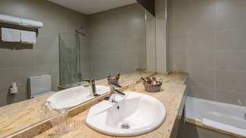 Bañera, artículos de tocador gratuitos, pantuflas, bidet