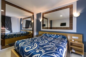 Desk, blackout drapes, soundproofing, free cribs/infant beds - Motel Cancún Avilés (Gozon)