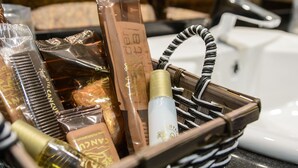 A basket containing toiletries and a bottle of lotion. - Motel Cancún Avilés (Gozon)