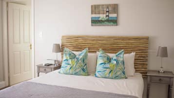 Deluxe Room, 1 Queen Bed (Queen) | Minibar, in-room safe, desk, free WiFi