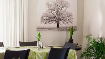 Daily continental breakfast (ZAR 80 per person)