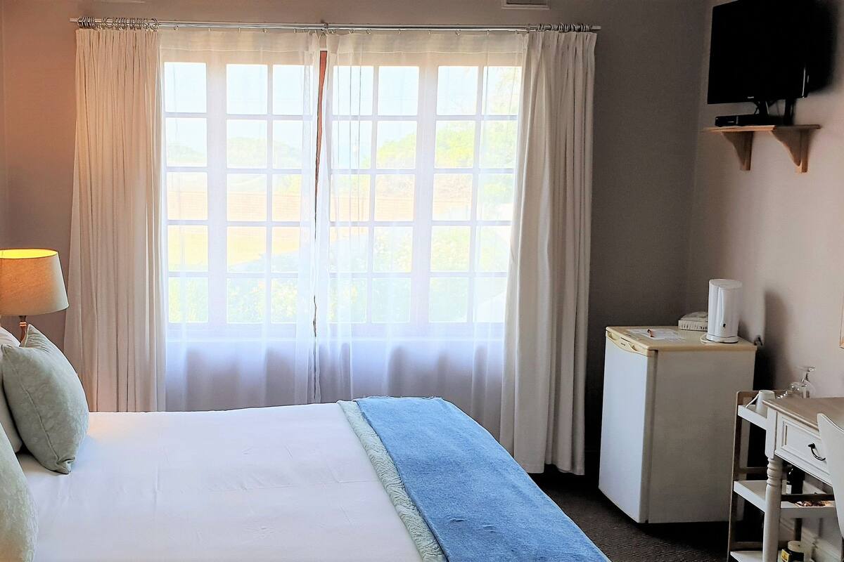 Standard Twin Room | Minibar, in-room safe, desk, WiFi (free)