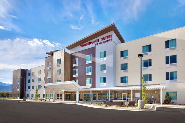 Un hotel moderno con entrada cubierta, varios pisos y un cartel que dice "Towneplace Suites by Marriott".