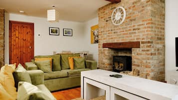 Mökki, kylpyhuone makuuhuoneen yhteydessä, näköala pihalle (Cottage) | Oleskelualue