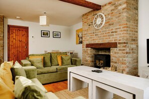 Cottage, Ensuite, Courtyard View (Cottage) | Living area - The Red Lion at Hellidon (Daventry)