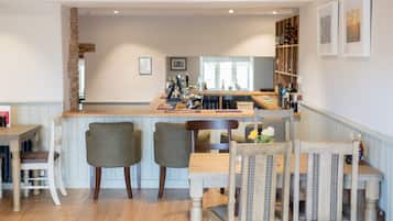 Double Room, Ensuite | Bar (on property)