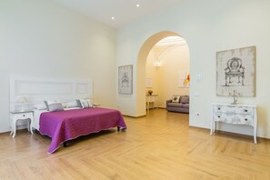 Luxury Triple Room (Suite La Gatta Cenerentola) | Individually decorated, individually furnished, desk, laptop workspace - La Gatta Cenerentola Rooms (Naples)