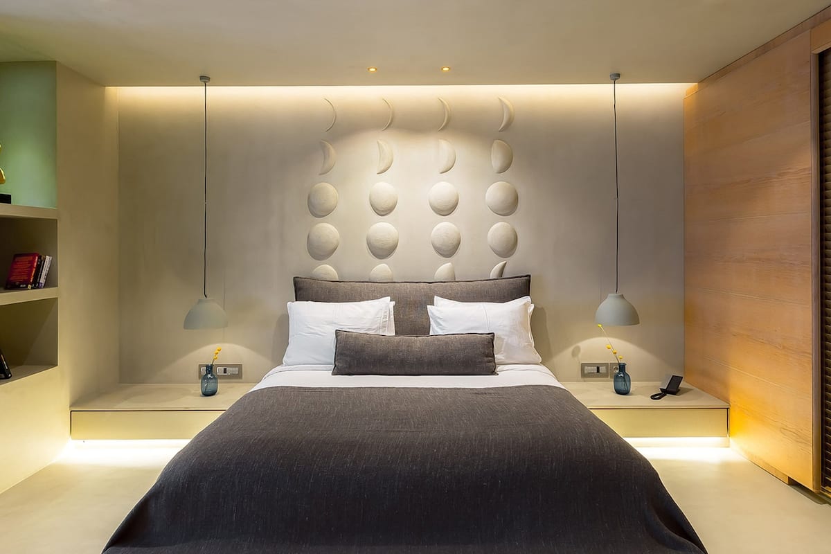 premium room, 1 double bed | in-room safe, desk, blackout curtains, soundproofing