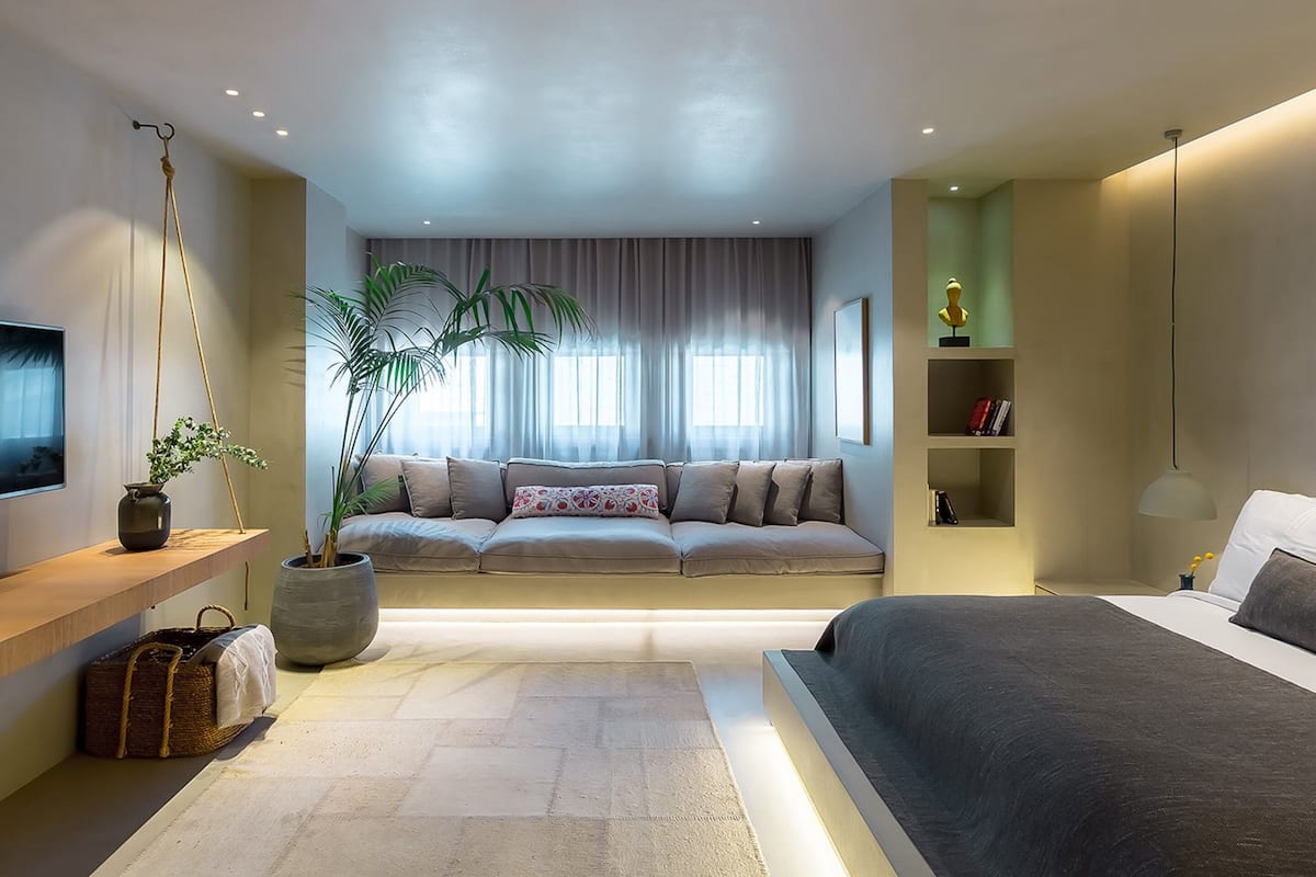 premium room, 1 double bed | in-room safe, desk, blackout curtains, soundproofing