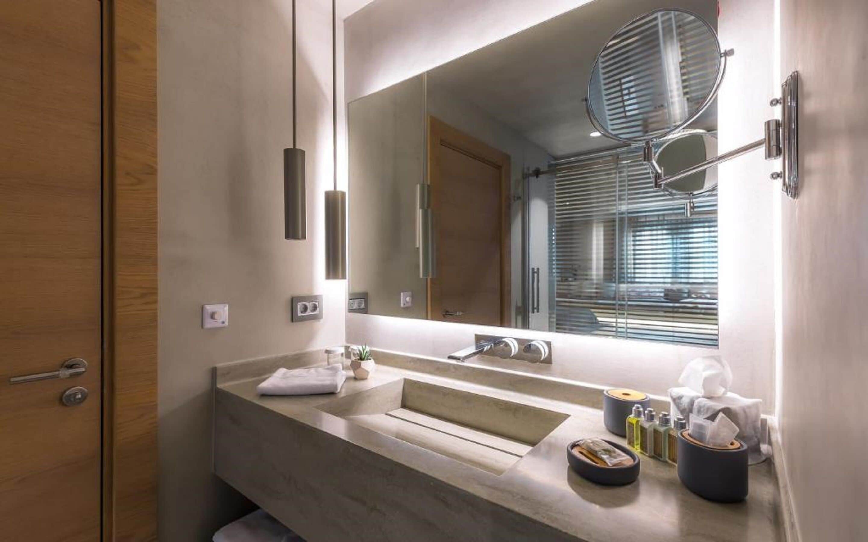 deluxe room, 1 double bed | bathroom | shower, free toiletries, hair dryer, bathrobes